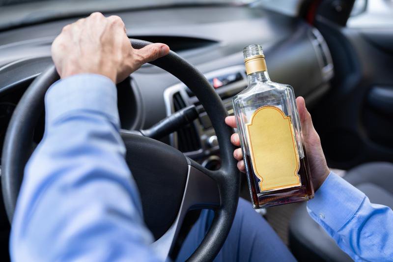 Șofer oprit pentru viteză, depistat sub influența alcoolului la Vârfu Câmpului