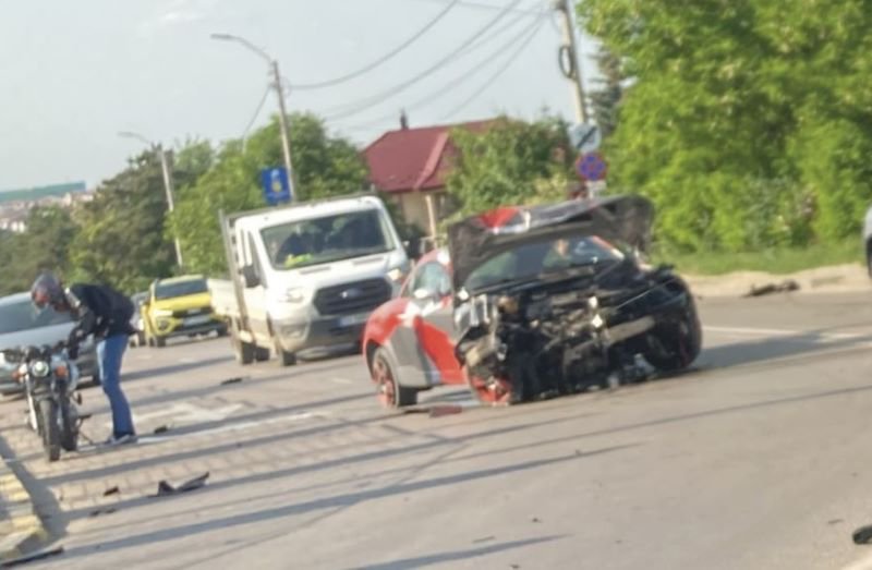 Accident! Mașină distrusă într-un sens giratoriu din Botoșani