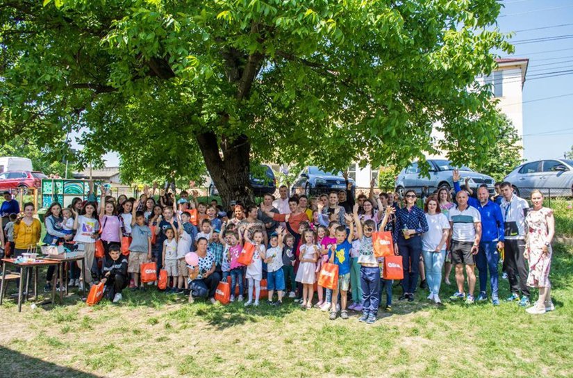 Ziua de 1 Iunie a adus bucurie pentru câteva sute de copii din Bălușeni - FOTO