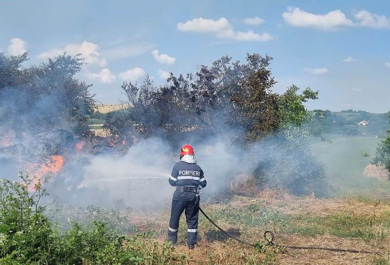 Peste 200 de baloți de paie s-au făcut scrum într-un incendiu provocat cu intenție - FOTO