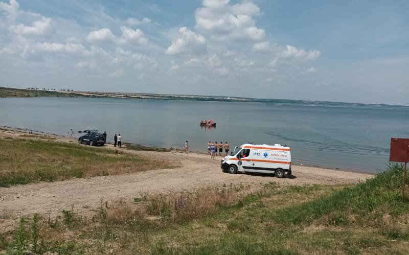 Bărbat de 40 ani, dispărut în Lacul de acumulare Stânca-Costeşti. Pompierii îl caută cu bărcile - FOTO