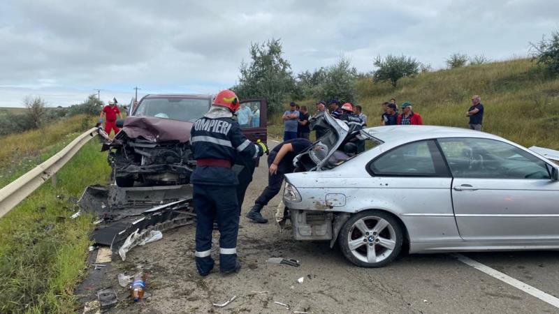 Accident pe drumul Botoșani – Săveni: Două persoane au ajuns la spital în urma ciocnirii a două mașini - FOTO