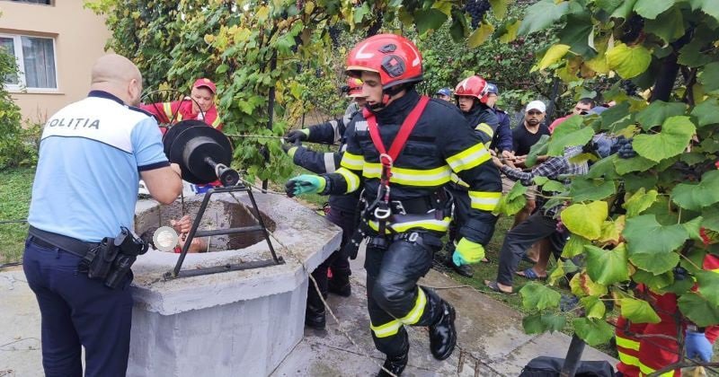Botoșănean salvat de pompieri după ce a căzut într-o fântână de peste zece metri