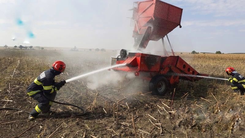 Utilaj agricol cuprins de flăcări la Dămideni. Focul a pornit de la un rulment defect care s-a supraîncălzit - FOTO