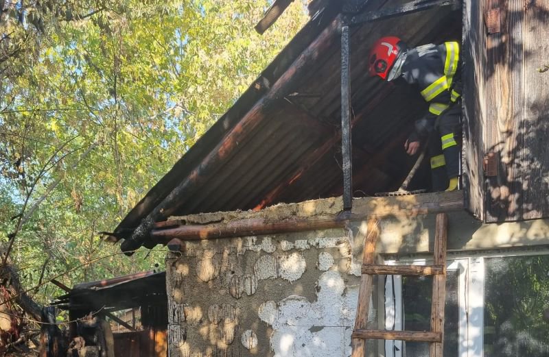 Bucătăria de vară a unui bătrân din localitatea Ringhilești cuprinsă de flăcări