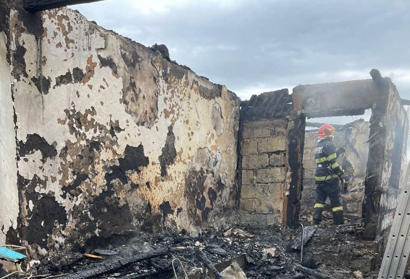 Doi bătrâni au rămas fără casă după ce au folosit substanțe inflamabile lângă focul deschis