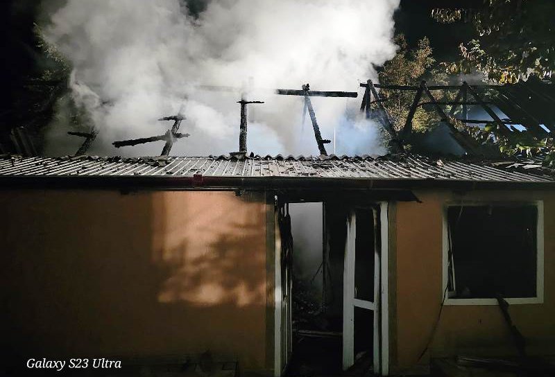 Bucătărie de vară distrusă în urma unei explozii, urmată de incendiu