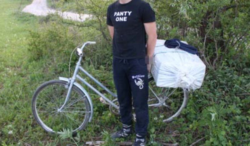 Țigări de contrabandă transportate cu bicicleta. Botoșăneanul a fost sancționat de polițiști cu 20.000 de lei