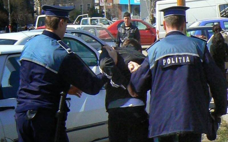 Botoșănean reținut de polițiști pentru tulburarea ordinii și liniștii publice și port de armă albă