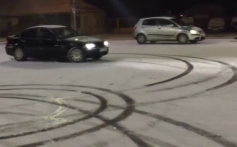 Șoferi amendați și lăsați fără permise după ce au fost prinși făcând drifturi pe zăpadă