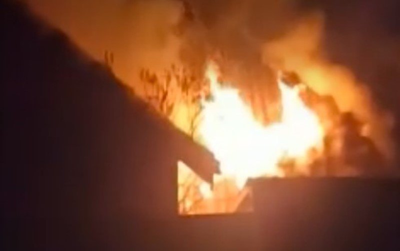 Panică la Iași: Doi bătrâni au scăpat ca prin minune dintr-un apartament în flăcări
