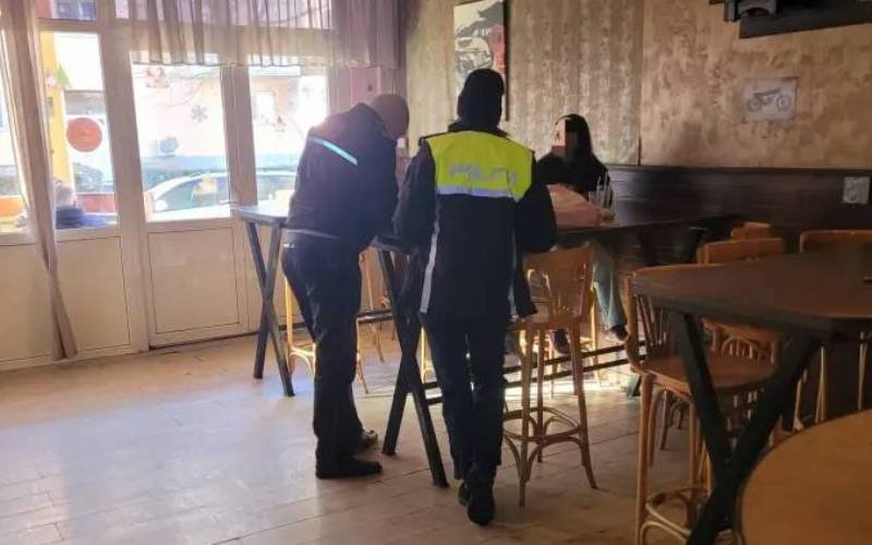 Elevi prinşi de poliţişti în timp ce „făceau” orele la bar