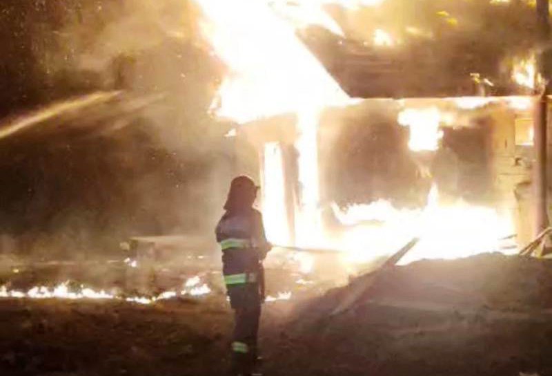 Incendiu violent izbucnit la o clădire din curtea bisericii din Drislea