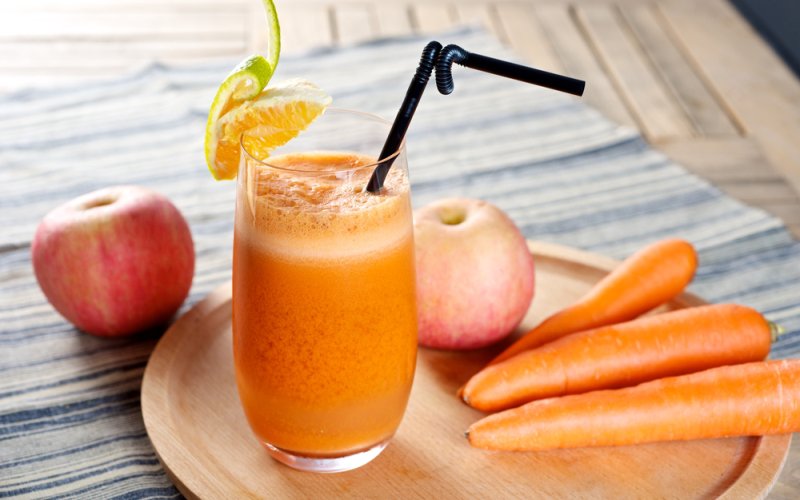 Care sunt efectele benefice ale consumului de suc de morcovi, mere și sfeclă