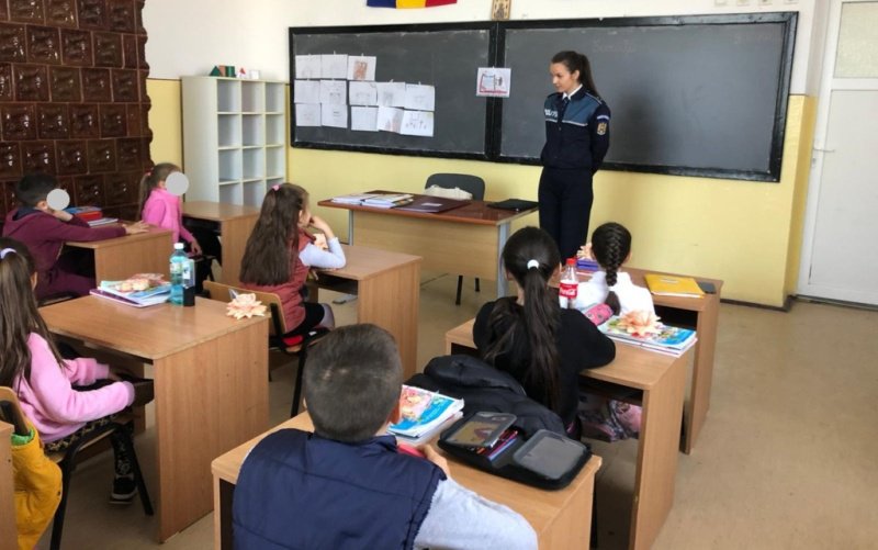 Activități preventive desfășurate de polițiștii din Flămânzi la o unitate școlară