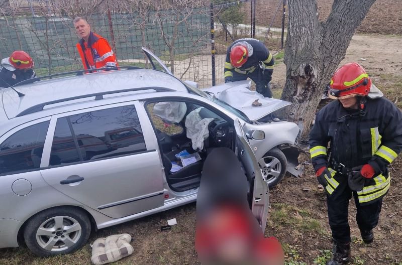 Accident mortal în apropierea localității Roma! O mașină a părăsit drumul și s-a izbit într-un copac