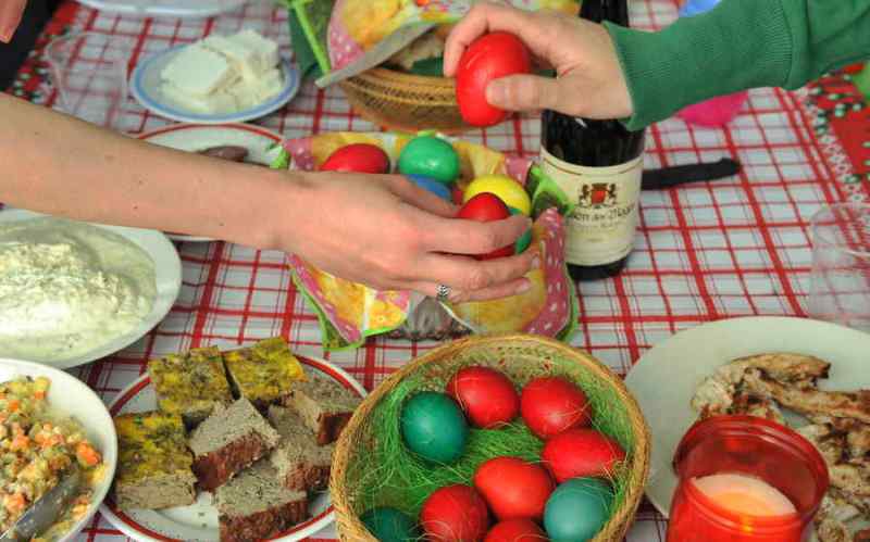 Românii din străinătate se pregătesc pentru Paștele Catolic. Bunătățile pe care le cer celor de acasă