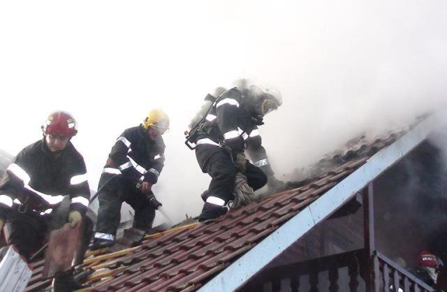 Pompierii au intervenit pentru stingerea a două incendii produse la coșurile de fum a două locuințe din Broscăuți și Mășcăteni