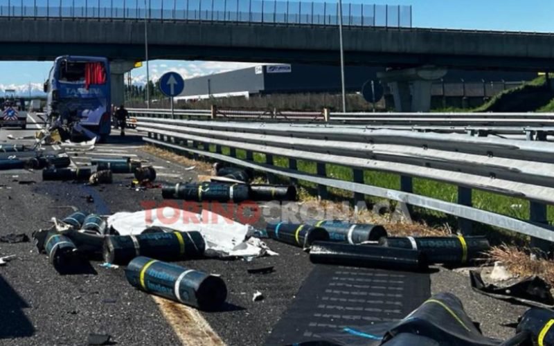 Autocar cu români implicat într-un accident cu un TIR, pe autostrada A4 Torino-Milano! Traficul a fost blocat