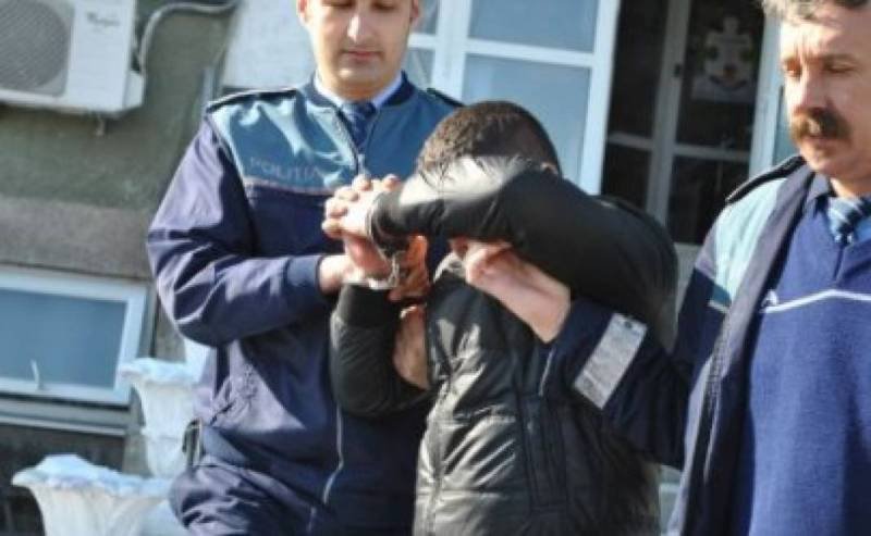 Doi vlăjgani reținuți după ce au smuls telefonul din mâna unui bărbat din Dorohoi
