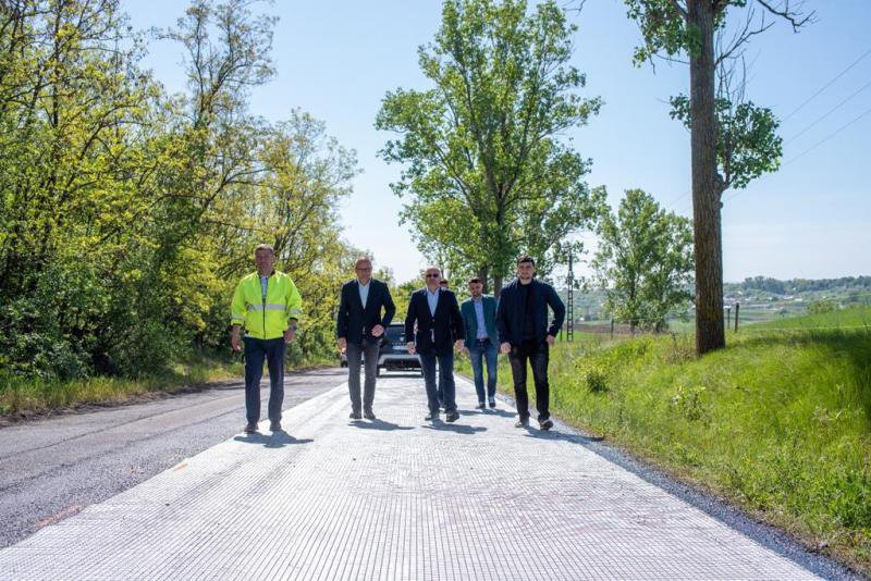 Consiliul Județean Botoșani continuă lucrările de reparații și întreținere pe drumurile din județ - FOTO
