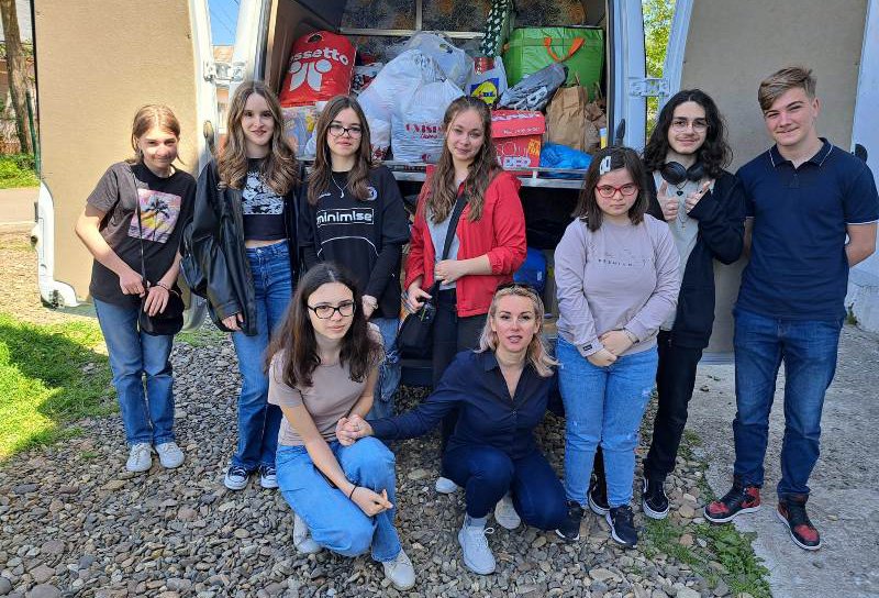 „Un Paște Pentru Toți” activitate organizată de un grup de elevi de la Colegiul Național „A.T. Laurian” Botoșani - FOTO