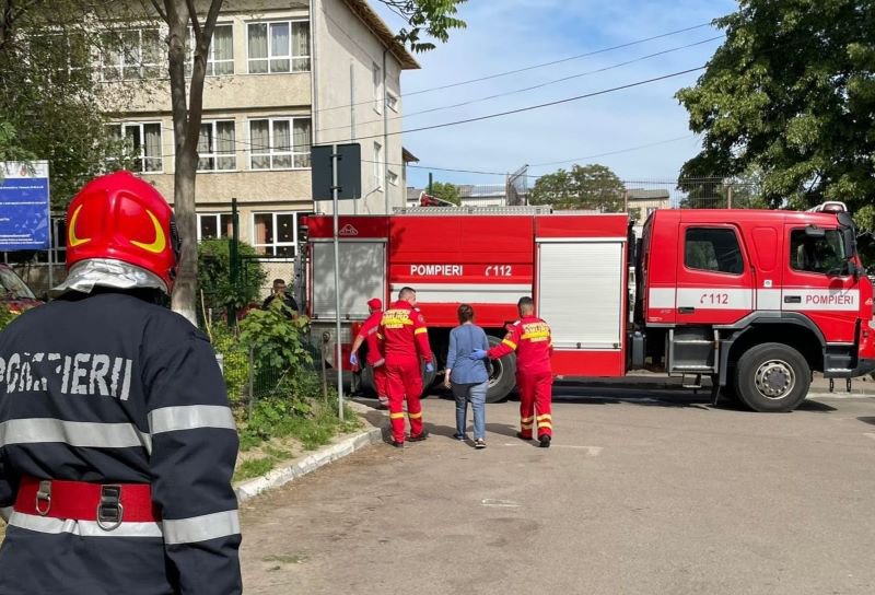 O lumânare aprinsă lăsată nesupravegheată a provocat un incendiu în balconul unui apartament din Botoșani