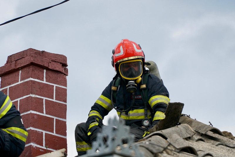 Acoperișul unei case din Botoșani cuprins de flăcări din cauza unui scurtcircuit - FOTO