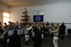 traditiile-de-iarna-pastrate-de-jandarmii-botosaneni-3_20151223.JPG