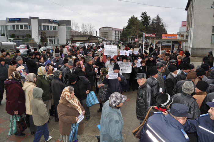 Proteste la Darabani | Angajaţii Spitalului Darabani şi localnicii au ieşit în stradă