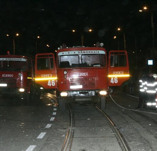 Maşină cuprinsă de flăcări pe strada Pacea din Botoşani