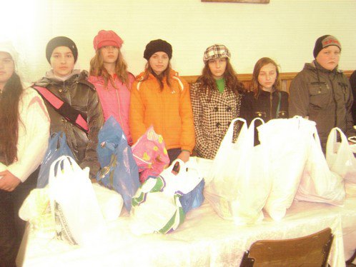 Şcoala 7 Botoșani | Acţiune caritabilă a elevilor la cantina săracilor de la Biserica Sfântul Ilie