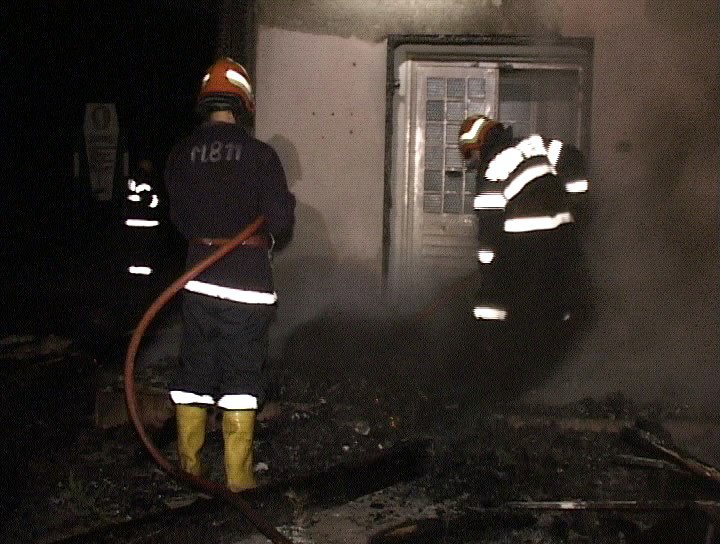 Familie distrusă la Corni | Un copil decedat şi doi răniţi grav într-un incendiu