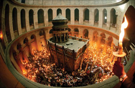 Lumina Sfântă a Învierii ajunge sâmbătă în ţară, de la Ierusalim. Vezi drumul de la Sfântul Mormânt