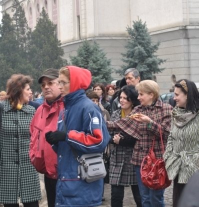 Daune morale cerute de profesorii botoşăneni egale cu un salariu
