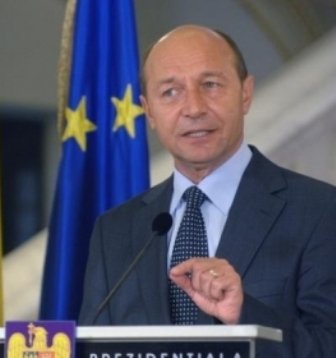 Preşedintele Băsescu a promulgat Legea salarizării profesorilor şi Legea codului de dialog social