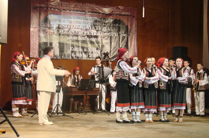 Orchestra „Mugurelul” a Clubului Copiilor Dorohoi : Locul I la Festivalul National de folclor “Am fost ş-om fi”