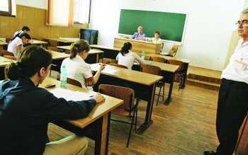 Sute de liceeni tăiaţi de …