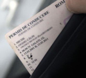 Deși nu avea permis a urcat la volan provocând un accident