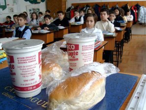 Laptele pentru școli nu se califică pentru banii UE. România a pierdut 10 milioane de euro