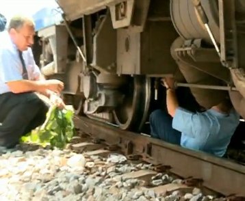 VIDEO | ȘOCANT : Tren în care se afla un ministru, reparat cu un băţ, sârmă şi scotch 