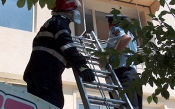 Ajutată de pompieri să intre …