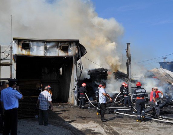 Aproximativ 150 metri de cherestea s-au făcut scrum într-un incendiu produs la Fabrica din Roma