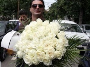 Pepe i-a adus Oanei trandafiri …