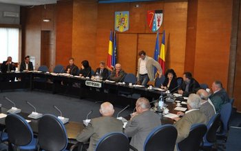 Consilierii judeţeni vor să împartă …