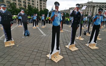 1.300 de „poliţişti problemă”, concediaţi