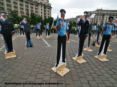 1.300 de „poliţişti problemă”, concediaţi