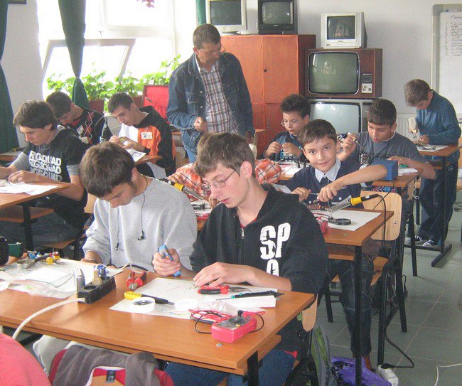Palatul Copiilor Botoșani | Elevii de la premiaţi la Concursul Naţional de Creaţie Tehnică “Electron XXI”