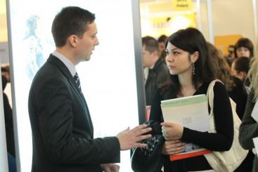 Companii de top angajeaza proaspat absolventi