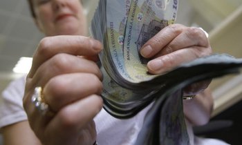 O angajată a CEC Bank, …